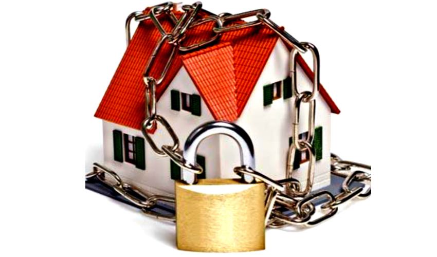 Gekeurde cilinder achter stevig beslag bij een huis in Zaltbommel Gekeurde cilinder achter stevig beslag bij een huis in Zaltbommel